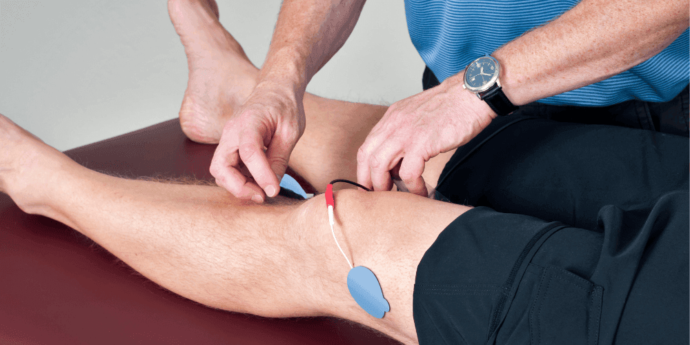 Man getting PT treatments on his knee.